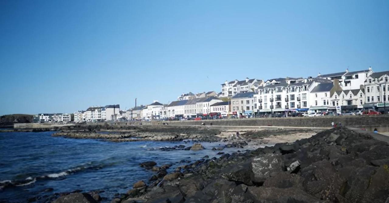Enfield Street House Behind Portstewart Promenade With Partial Sea View From Front 3 Bed Sleeps 7 Villa Luaran gambar