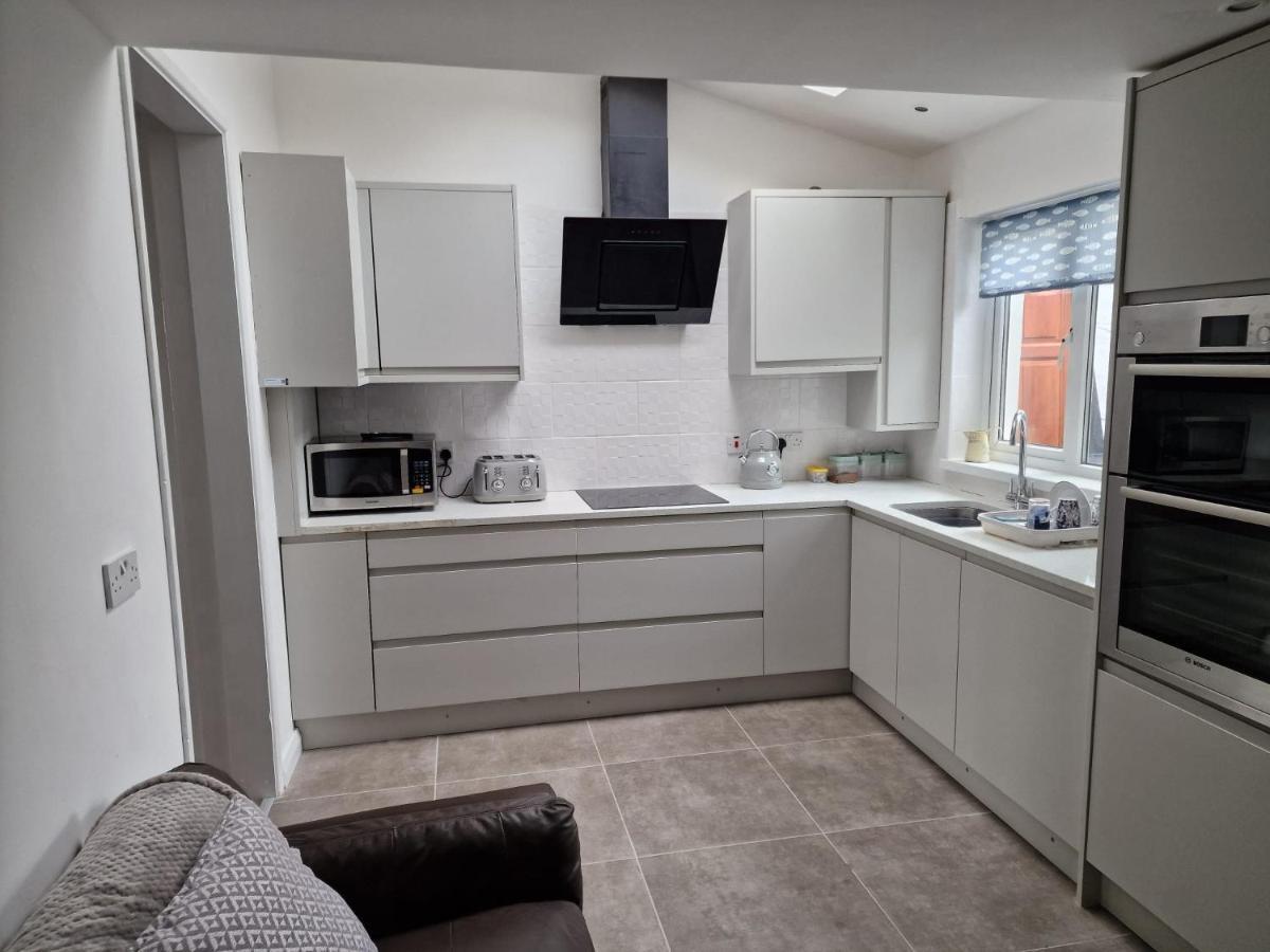 Enfield Street House Behind Portstewart Promenade With Partial Sea View From Front 3 Bed Sleeps 7 Villa Luaran gambar